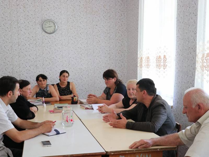 სახელმწიფო რწმუნებული - არჩილ ჯაფარიძე სოფლების-ორხვისა და უსახელოს საჯარო სკოლების...